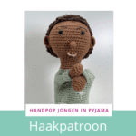 Jongen in pyjama handpop