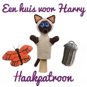 gehaakte kattenhandpop met gehaakte vuilnisbak en vlinder